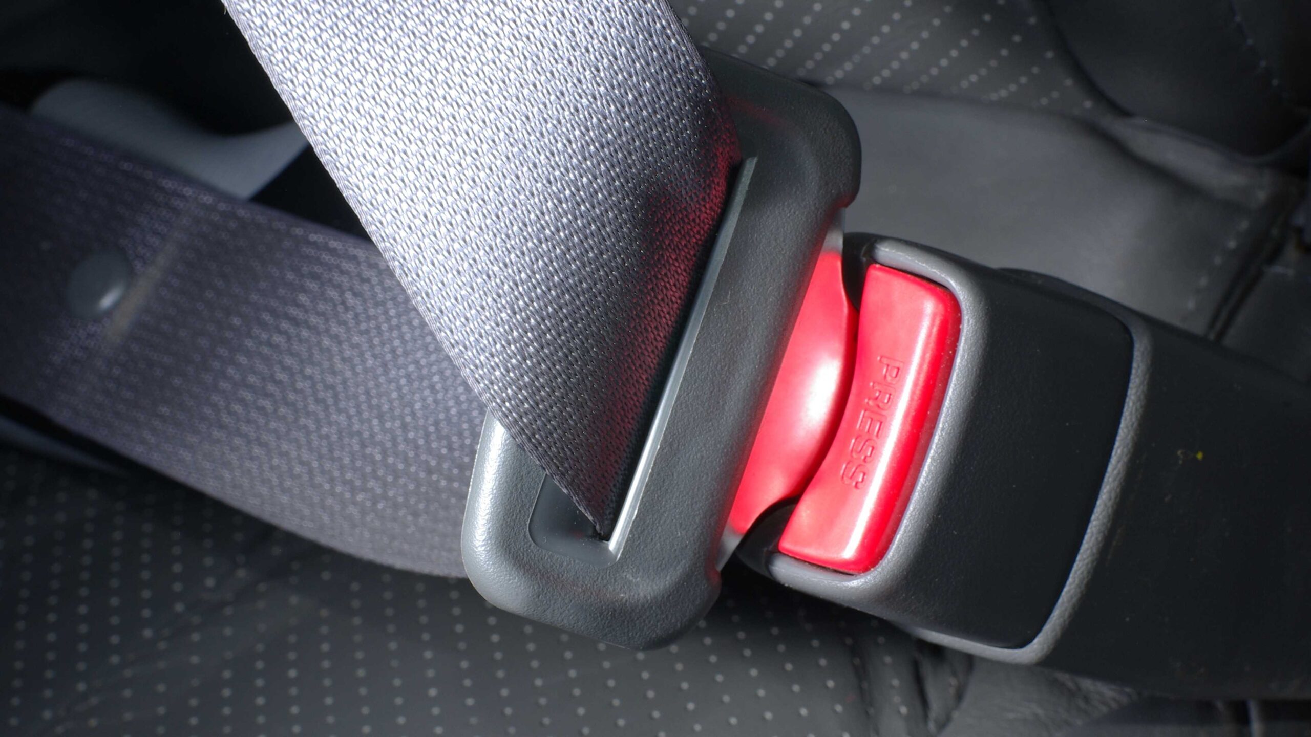 Seatbelt_Buckled_DefensiveDriving_SMALL_AdobeStock_31721254